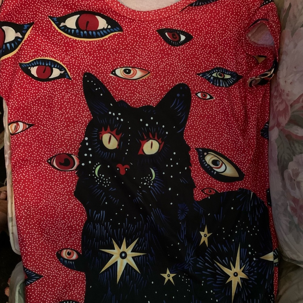 Cool shirt with black cat and floating eyes!